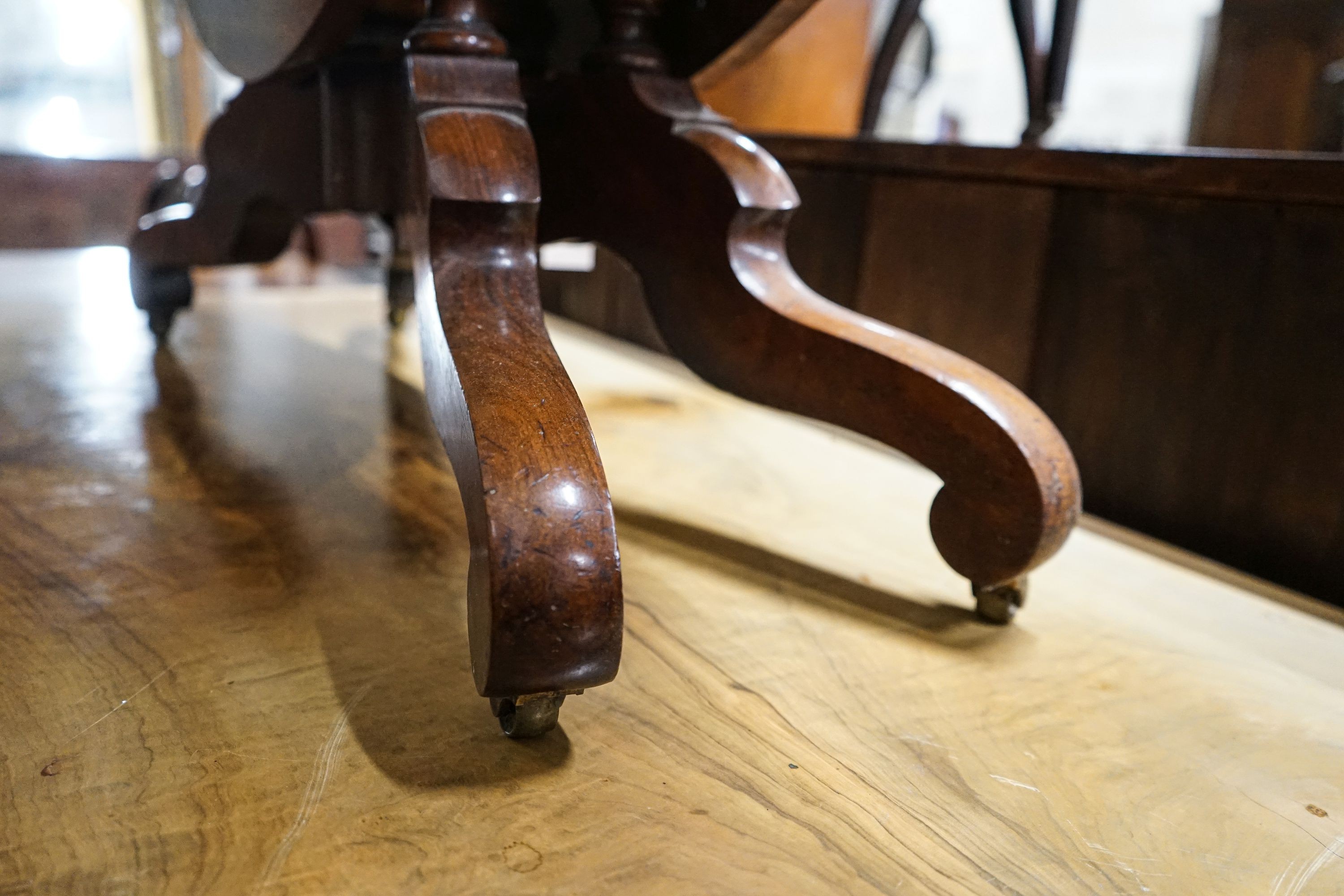 A Victorian figured walnut oval Sutherland table on turned supports and quadripartite scrolled legs, 118cm extended, width 100cm, height 73cm